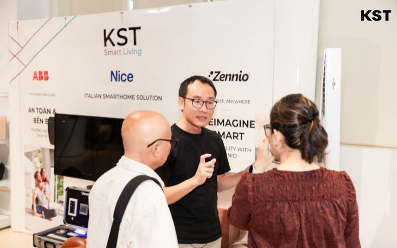 khách tham quan thực tế tại booth kst